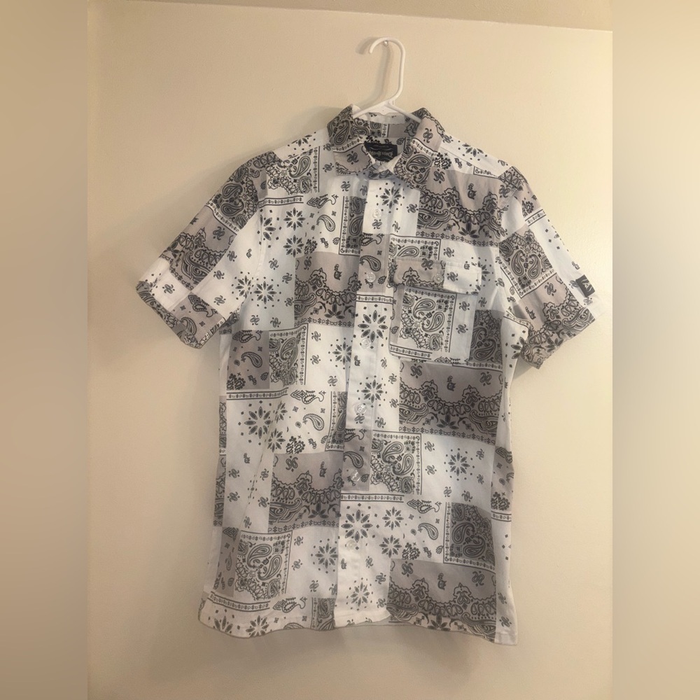 Dogg Supply by Snoop Dogg
Bandana Print Short Sleeve Button
Up Shirt SMALL